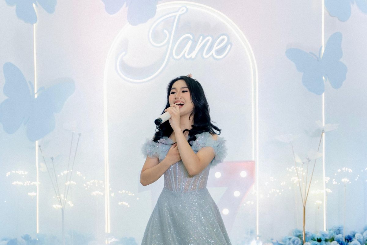 Jane Callista baru saja merilis singel terbarunya yang bertajuk Tujuh Belas pada Sabtu, 8 Februari 2025.