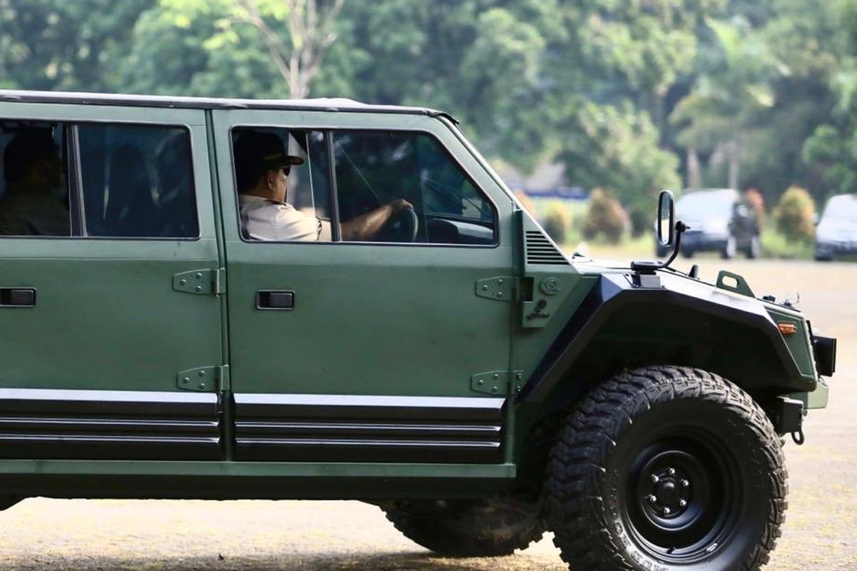 Menteri Pertahanan Prabowo Subianto saat menjajal rantis Maung buatan PT Pindad, Minggu (12/7/2020).