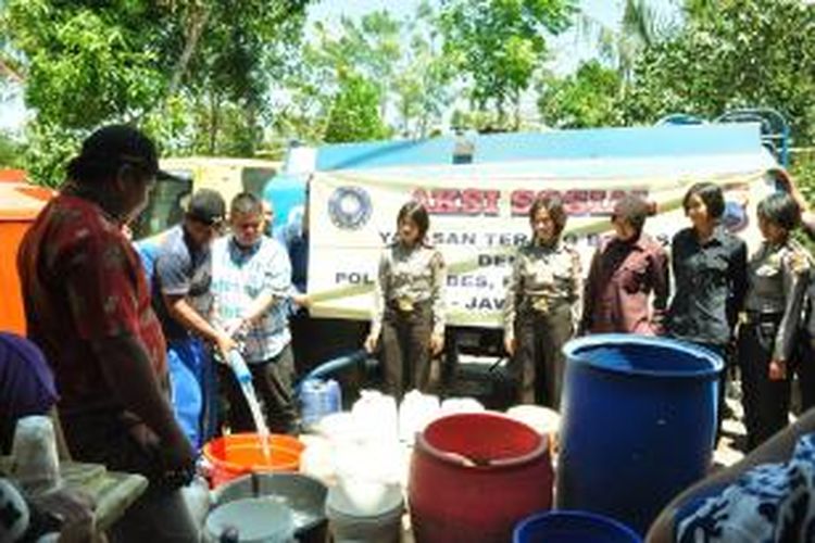 Bantuan air bersih dari Yayasan Terang Bangsa (YTB) Semarang bekerjasama dengan Polres Semarang didesa Jatirunggo,Pringapus, Semaranag, Rabu (2/9/2015) siang.

