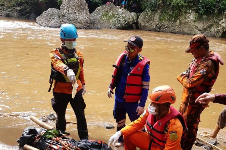 Petugas gabungan mengevakuasi jenazah pemancing yang terjatuh ke Sungai Cimanuk dan hanyut hingga tewas. (Foto : Dok Kantor SAR Bandung)