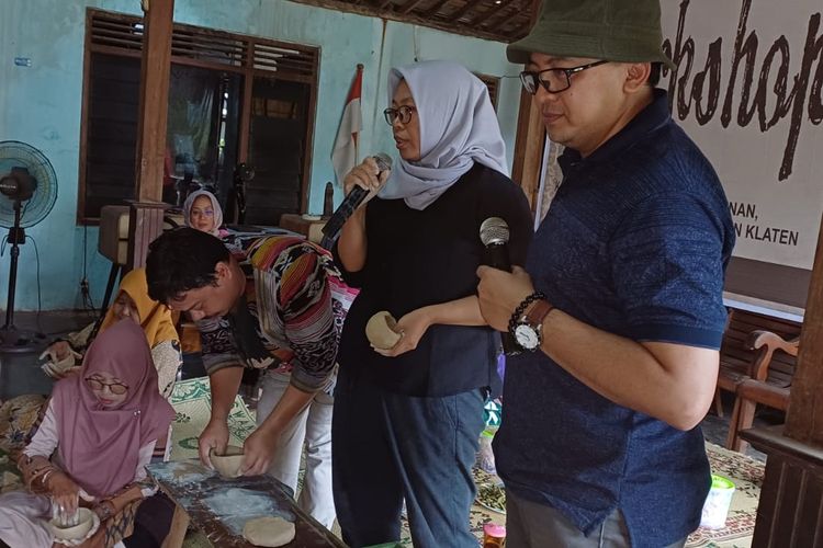 FSRD Institut Kesenian Jakarta dan FSRD Institut Seni Indonesia Surakarta menjalin kolaborasi pengabdian masyarakat di Desa Serenan, Klaten, Jawa Tengah pada akhir April 2024.