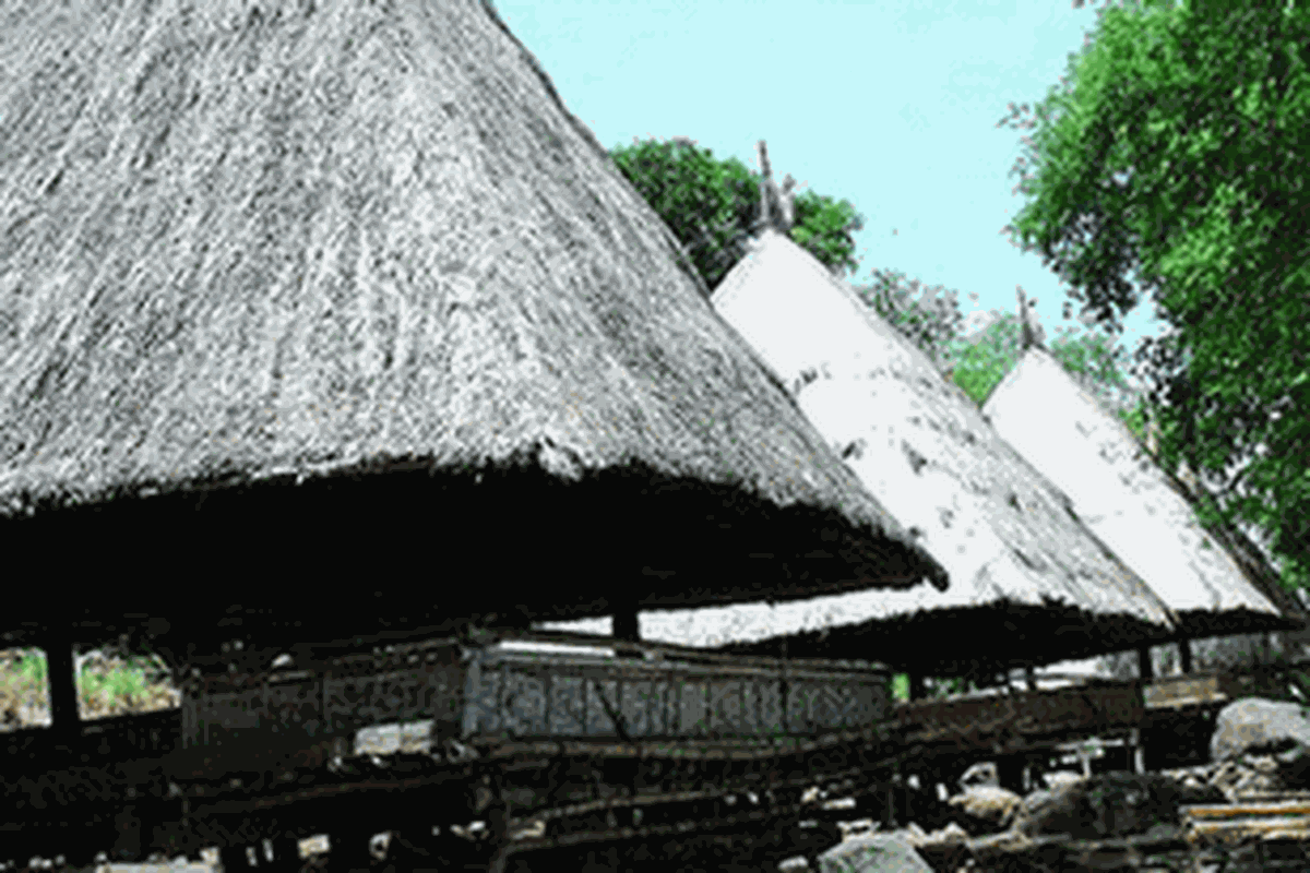 Kampung adat Takpala di Desa Lembur Barat, Kecamatan Alor Tengah, Kabupaten Alor, Nusa Tenggara Timur, menjadi simbol pemersatu suku-suku di Alor. Suku-suku lain di Alor diperkirakan lahir dari perkampungan ini.