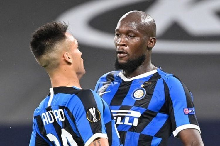 Romelu Lukaku (kanan) marayakan golnya bersama Lautaro Martinez dalam laga Inter Milan vs Getafe di Stadion Veltins Arena, Jerman, Rabu (5/8/2020) malam waktu setempat atau Kamis (6/8/2020) dini hari WIB. 