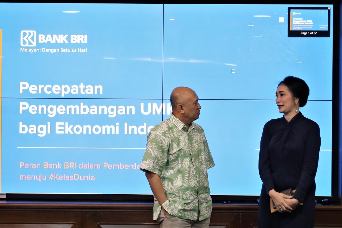 Direktur Konsumer PT Bank Rakyat Indonesia (Persero) Tbk,  Handayani bersama dengan Menkop UKM di Jakarta, Jumat (21/2/2020).