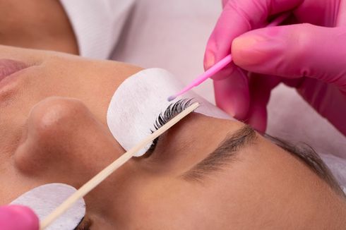 Hati-Hati, Begini Cara Melepas Eyelash Extension Sendiri dengan Mudah