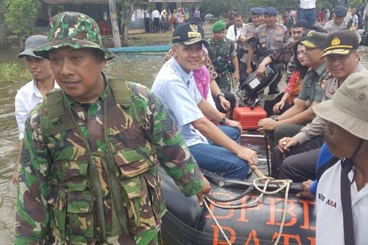Gubernur Jateng Ganjar Pranowo bersama Mustika meninjau TPS di lokasi banjir di Kabupaten Pati, Rabu (15/2/2017). Dok. Polda Jateng
