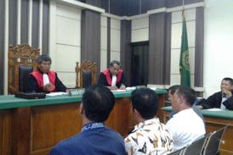 Dua anggota DPRD Kabupaten Grobogan, Jawa Tengah, dari fraksi Partai Golongan Karya, Sugiyarno (52) dan Agus Prastiyo, dijatuhi hukuman 2,5 tahun penjara, denda Rp 50 juta, dan membayar uang pengganti masing-masing Rp 267,5 juta oleh majelis hakim pengadilan Tindak Pidana Korupsi Semarang. 