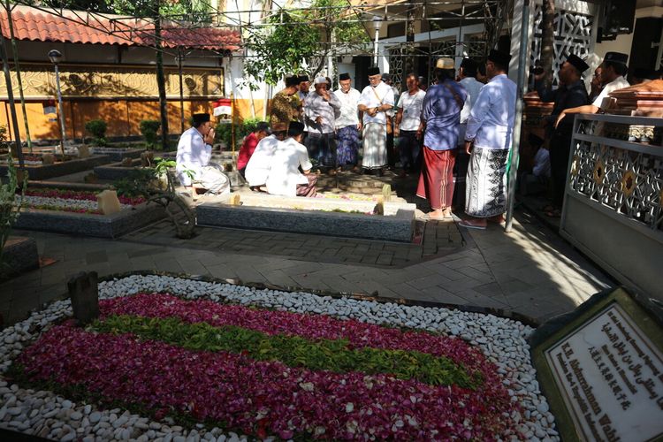 Sejumlah pengurus, santri dan keluarga pengasuh Pesantren Tebuireng, mempersiapkan lokasi yang menjadi tempat pemakaman KH. Salahuddin Wahid (Gus Sholah), Senin (3/2/2020).