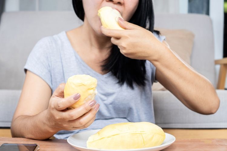 Ilustrasi ibu hamil makan durian, bolehkah ibu hamil makan durian? apakah ibu hamil boleh makan durian? 