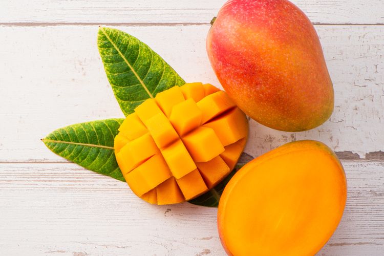 Buah mangga adalah buah tropis yang mengandung banyak vitamin C. Vitamin ini berguna untuk meningkatkan daya tahan tubuh dan mengatasi radikal bebas.