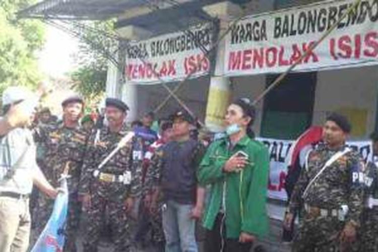 Masjid Hibaturrahman, Desa Suwaluh, Kecamatan Balongbendo, Kabupaten Sidoarjo, Jawa Timur, dijaga Banser GP Ansor.