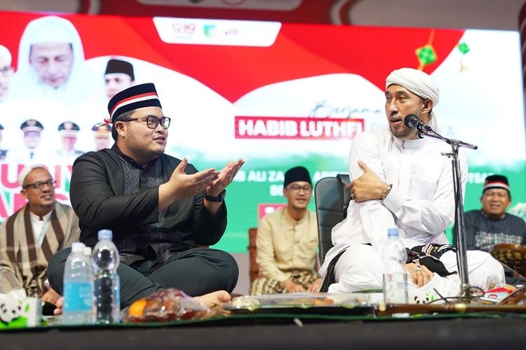 Habib Luthfi dalam bersama Bupati Kediri Hanindhito Himawan Pramana dan jajaran terkait dalam acara tausiah kebangsaan yang juga menjadi bagian dari rangkaian peringatan Hari Jadi Ke-1.219 Kabupaten Kediri.