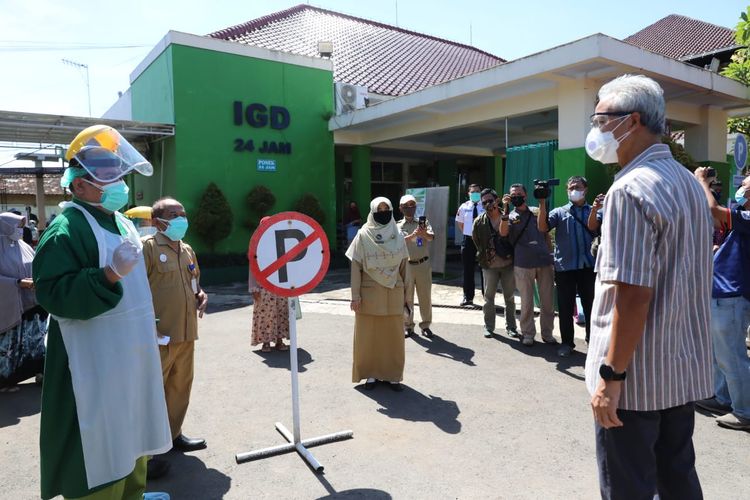 Gubernur Jawa Tengah (Jateng) Ganjar Pranowo saat melihat penanganan pasien Covid-19 di RSUD Batang, Selasa (29/6/2021).