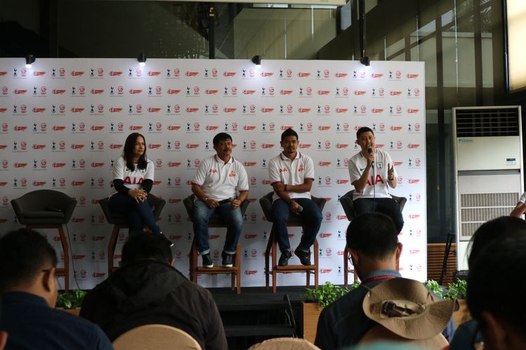 Dari kiri ke kanan: Head of Brand Communication PT AIA Financial, Kathryn Monika Parapak, pelatih Indra Sjafri, pesepak bola Bambang Pamungkas, dan Senior Corporate Communication PT AIA Financial, Harry Nugraha, dalam acara konferensi pers AIA Championship 2018 di Hotel Atlet Century, Selasa (9/1/2018).