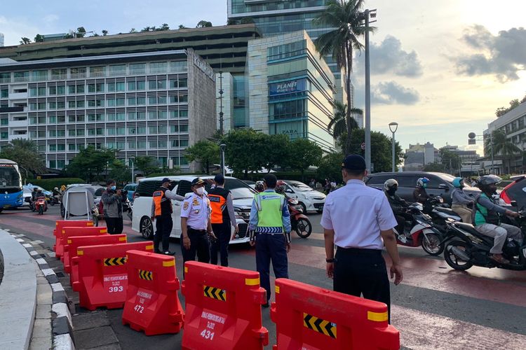 Dinas Perhubungan DKI Jakarta dan Ditlantas Polda Metro Jaya mulai menerapkan uji coba rekayasa lalu lintas pada kawasan Bundaran Hotel Indonesia, Jakarta Pusat, Senin (4/7/2022).