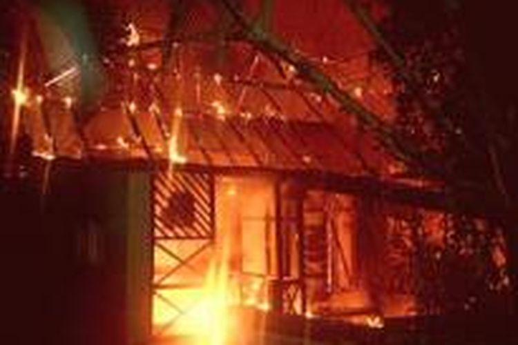 Asrama Polres Mataram, Nusa Tenggara Barat (NTB) hangus terbakar Rabu dini hari (9/7/2014). 