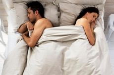 Anda Susah Tidur Malam? Perbanyak Momen Intim dengan Suami