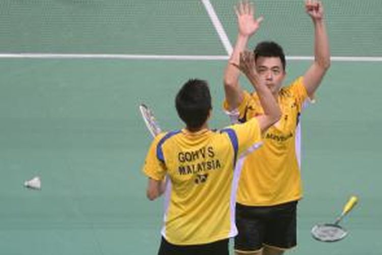 Pebulu tangkis ganda Jepang Goh V Shem (kiri)/Tan Wee Kiong merayakan kemenangan mereka atas ganda Jepang, Keigo Sonoda/Takeshi Kamura pada partai keempat final Piala Thomas di Siri Fort Indoor Stadium, New Delhi, India, Minggu (25/5/2014). Goh/Tan menang 19-21, 21-17, 21-12.