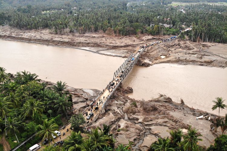 Foto udara kendaraan melewati Jembatan Bailey Awe Geutah yang baru selesai dibangun setelah sebelumnya putus akibat bencana banjir bandang di Bireuen, Aceh, Kamis (18/12/2025). Kementerian Pekerjaan Umum bersama jajaran TNI Kodam Iskandar Muda telah menyelesaikan pembangunan Jembatan Bailey yang menghubungkan Bireuen dengan Aceh Utara melintasi Sungai Peusangan sehingga akses transportasi kembali tersambung dan dapat memperlancar bantuan kemanusiaan serta memulihkan ekonomi daerah terdampak bencana. 