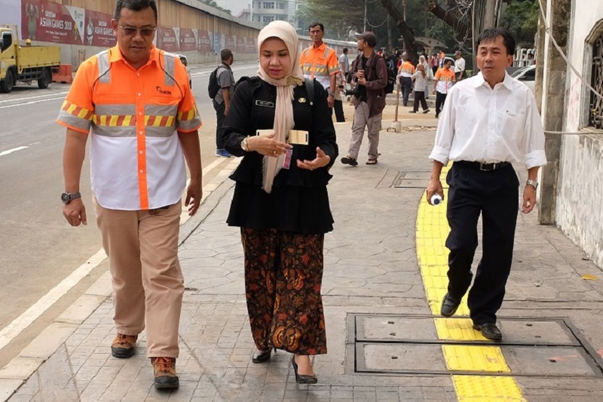 COP Business Unit Head Holcim Indonesia Widodo Ariawan (kiri) bersama Head of Aggregates Holcim Indonesia Juhans Suryantan (kanan) mendampingi Riri Asnita (Dinas Bina Marga) meninjau langsung lokasi proyek yang telah direnovasi dengan menggunakan inovasi beton dekoratif.