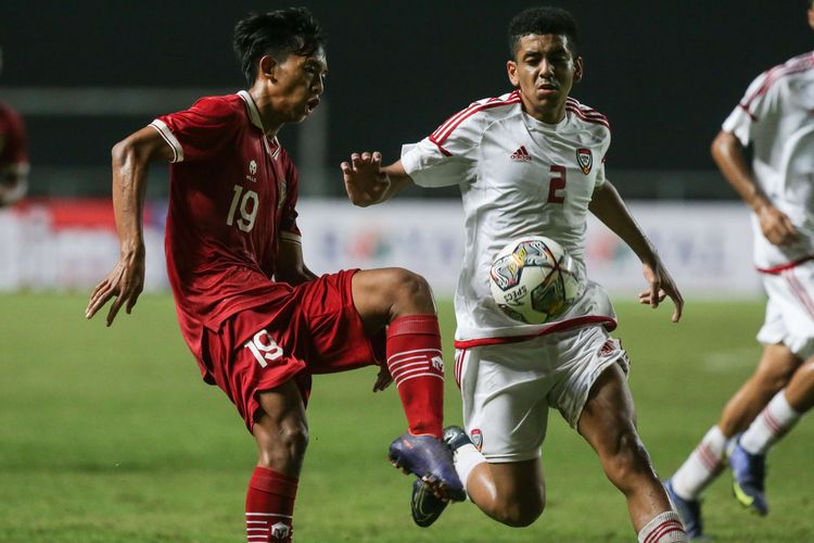 Pemain timnas U17 Indonesia Achmad Zidan Rosyid berebut bola dengan pemain timnas U17 Uni Emirat Arab Rashid Alshamsi pada laga Kualifikasi Piala Asia U17 2023 di Stadion Pakansari, Kabupaten Bogor, Rabu (5/10/2022). Indonesia menang dengan skor 3-2.