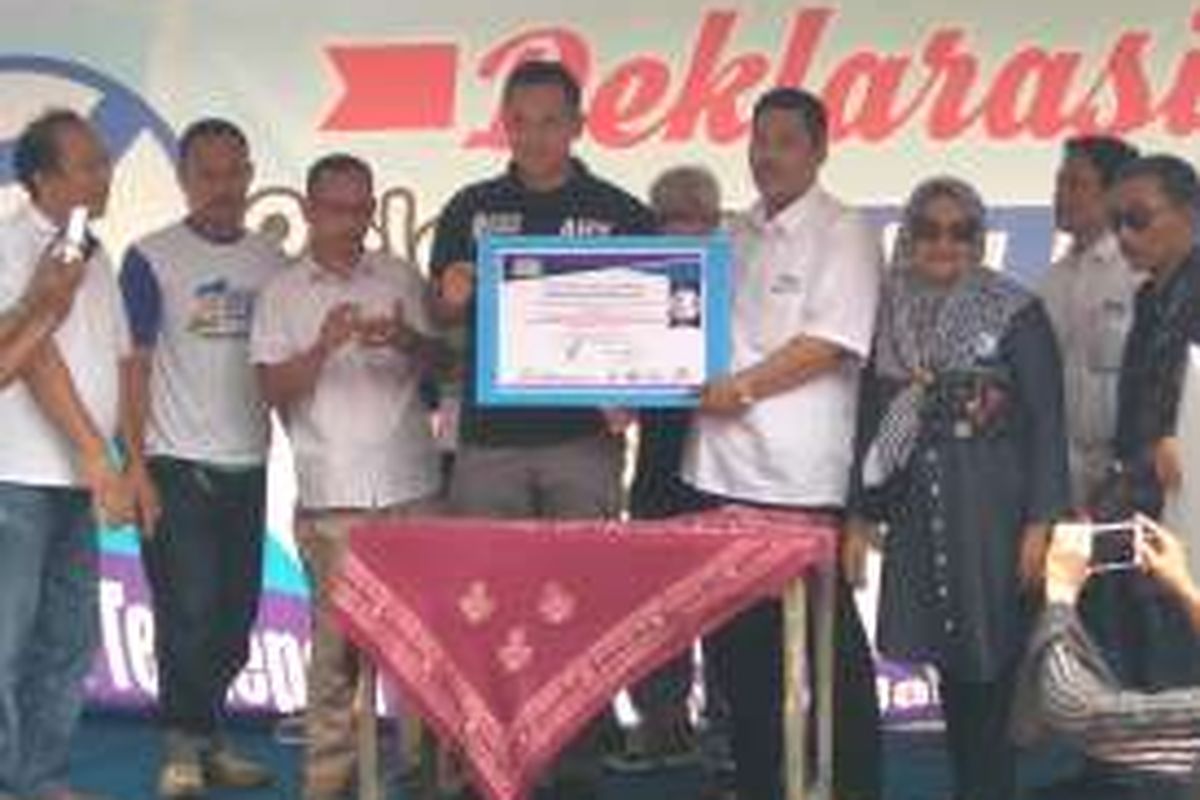 Bakal calon gubernur DKI Jakarta Agus Harimurti menerima dukungan dari Relawan RT RW Jakarta Pusat di Lapangan Arcici, Cempaka Putih, Jakarta Pusat, Sabtu (22/10/2016).