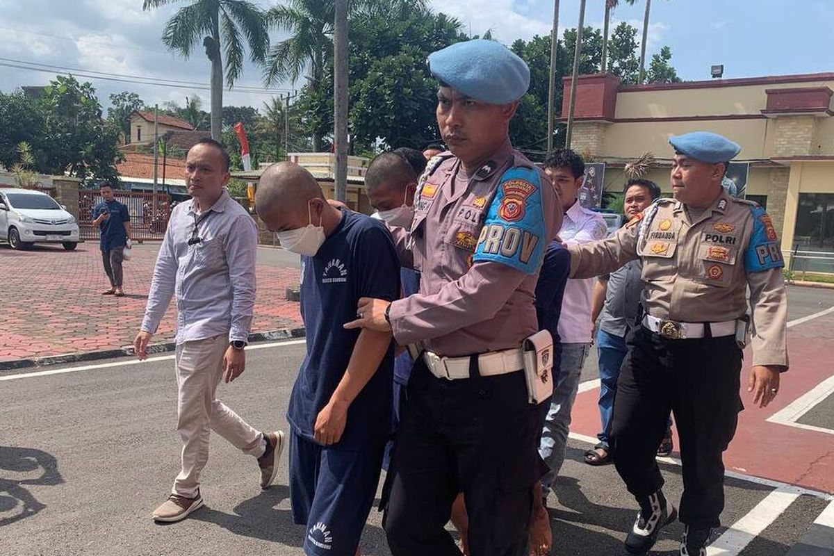 Jajaran Kepolisian saat menggiring 4 pelaku pembunuhan INS (24) di Mapolresta Bandung, Soreang, Jawa Barat, Jumat (2/8/2024)