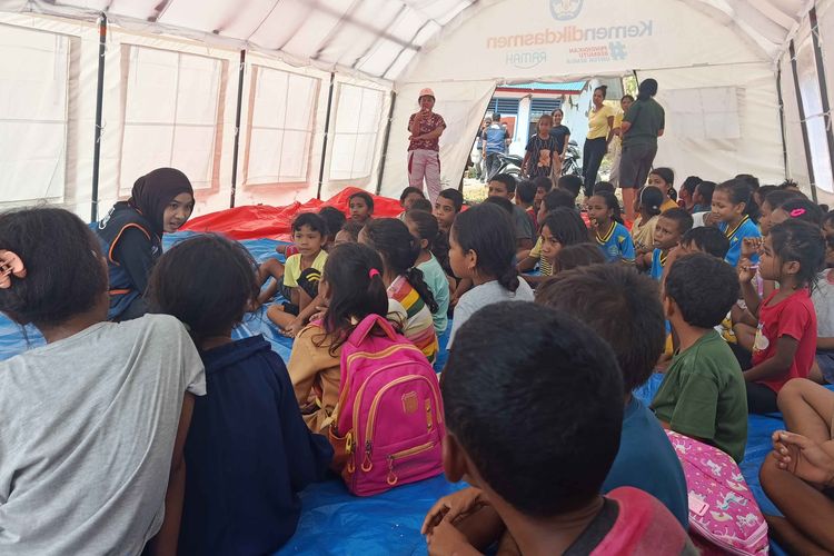 Gempa M 7,7 di Flores, Anak-anak Tetap Rutin Sekolah di Posko Pengungsian