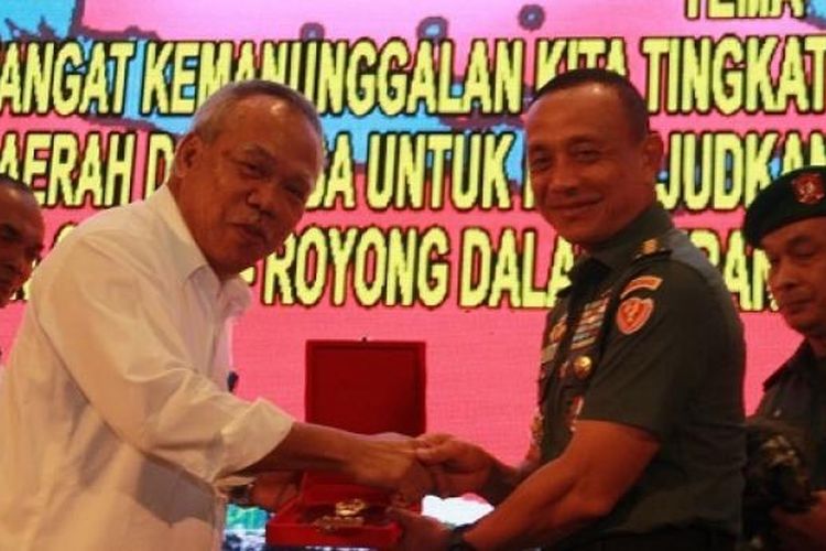 Menteri Pekerjaan Umum dan Perumahan Rakyat Basuki Hadimuljono dan Kepala Staf Angkatan Darat Jenderal TNI Mulyono saat membuka Rapat Koordinasi Teknis (Rakornis) TMMD di Auditorium Kementerian PUPR, Jakarta, Kamis (9/3/2017).