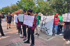 Ada Demo di MK, Mahasiswa Berorasi Pakai Toa dan Bawa Poster