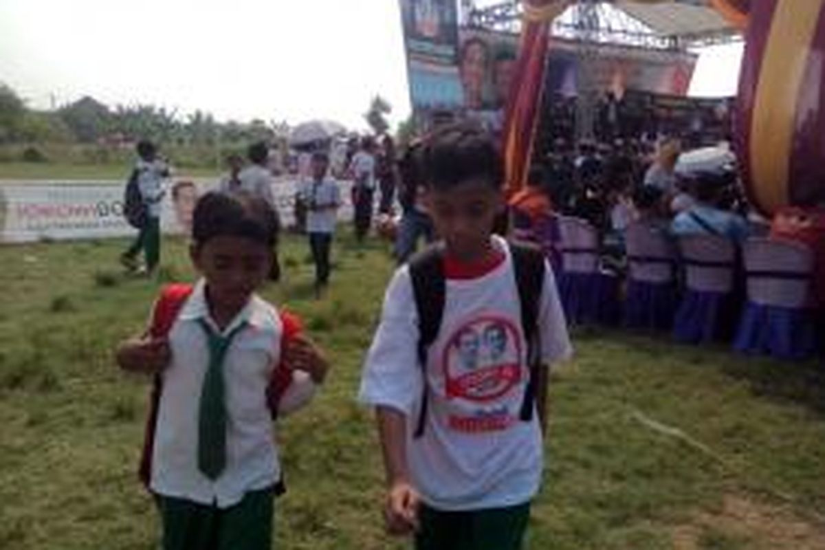 Siswa Sekola Dasar mendatangi tempat Pemantapan dan Silahturahim Seluruh Relawan Jokowi-JK untuk mendapat kaos gratis di Lapangan Juring Jababeka