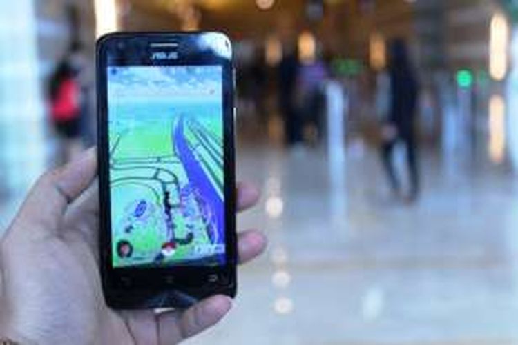 Di gerbang Central Park Mall ini terdapat tiga pokestop yang sangat berdekatan, dan lure yang tak pernah habis dikeluarkan oleh beberapa orang pemain disini ataupun pihak mall.