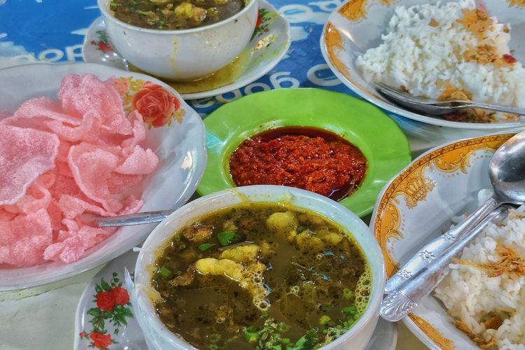 Dua porsi soto padang di kios Soto Padang Pak Malin, di pujasera Blok M Square, Jakarta Selatan, Senin (30/6/2025). 