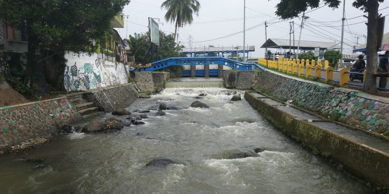 Penampakan aliran air di Bendung Katulampa masih dialirkan ke Irigasi Kalibaru Timur, Senin (29/10/2018).