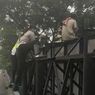 Bawa Boneka, Pria Ini Nyaris Terjun dari Atas Papan Iklan di Bundaran Satelit Surabaya