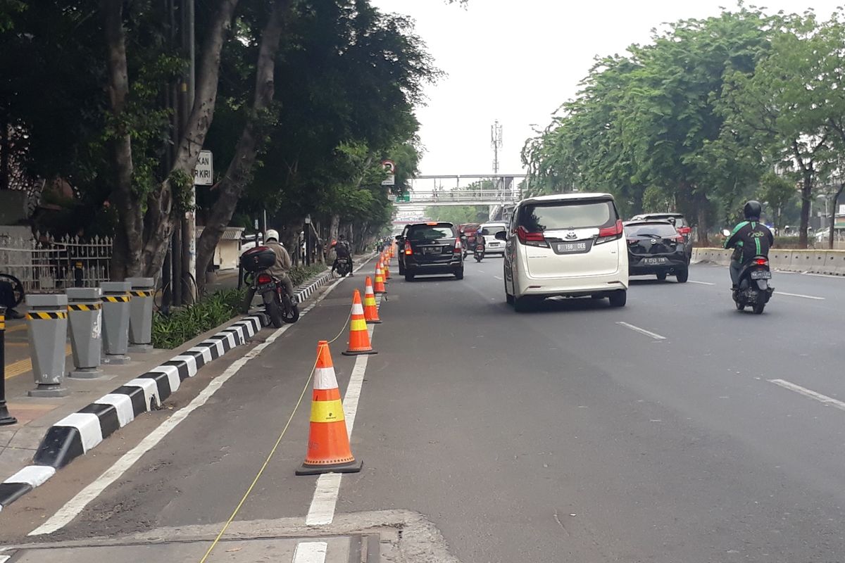 Tampak pengendara sepeda motor parkir di jalur sepeda Jalan Pemuda, Jakarta Timur, Kamis (28/11/2019).