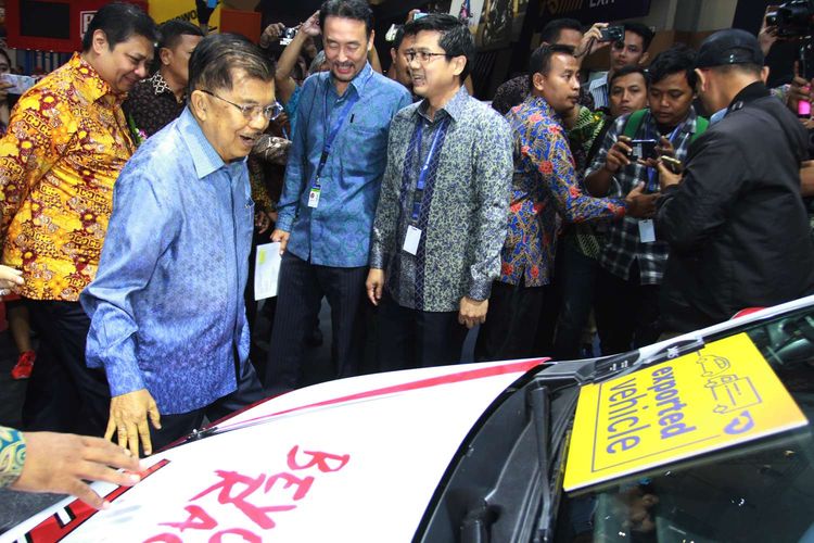 Wakil Presiden Jusuf Kalla (tengah) didampingi Menteri Perindustrian Airlangga Hartarto (kiri) melihat produk terbaru mobil Toyota usai membuka GAIKINDO Indonesia International Auto Show (GIIAS) ke- 27 tahun 2019 di ICE BSD, Tangerang, Banten, Kamis (18/9/2019). GIIAS 2019 yang akan berlangsung 18 - 28 Juli 2019 tersebut mengusung tema Future In Motion yang diikuti 20 merek kendaraan penumpang, 10 merek kendaraan komersial dan karoseri serta 12 merek sepeda motor.