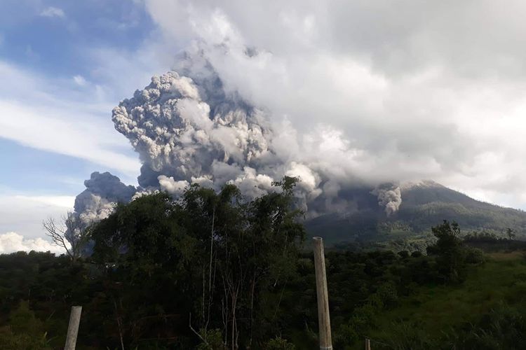 Gunung Sinabung menyemburkan material vulkanik saat erupsi, di Karo, Sumatera Utara, Minggu (9/6/2019). Gunung Sinabung berstatus Siaga (Level lll) kembali mengalami erupsi dengan tinggi kolom abu mencapai 7.000 meter.