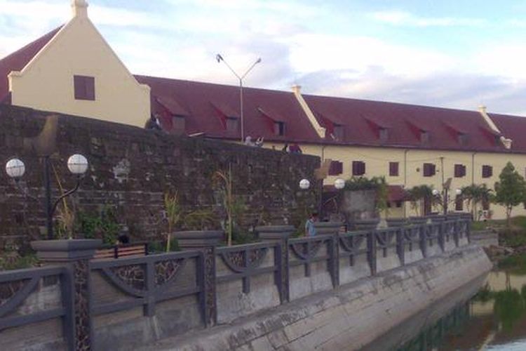 Bersantai sambil berpose menikmati senja di Benteng Fort Rotterdam, Makassar, Sulawesi Selatan