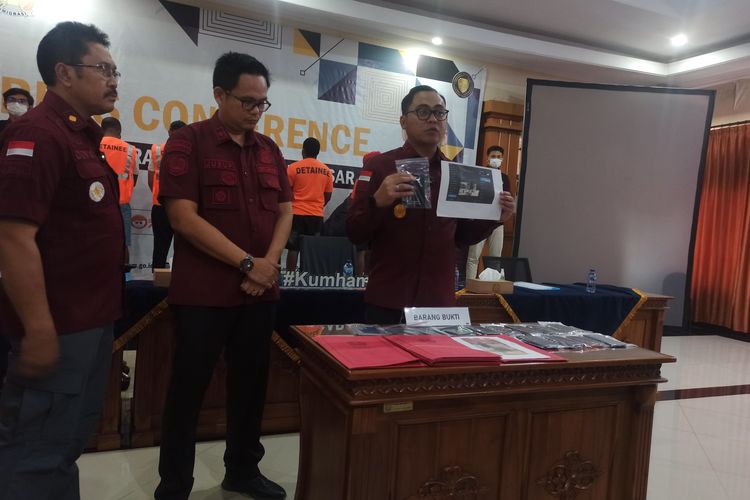 Kepala Kantor Imigrasi Kelas I TPI Denpasar, Ridha Sah Putra saat menunjukkan foto sebagai bukti warga negara Ukraina, berinisial DL, sedang bekerja di sebuah toko butik di Ubud, Kabupaten Gianyar, Bali, pada Sabtu (24/8/2024). Kompas.com/ Yohanes Valdi Seriang Ginta