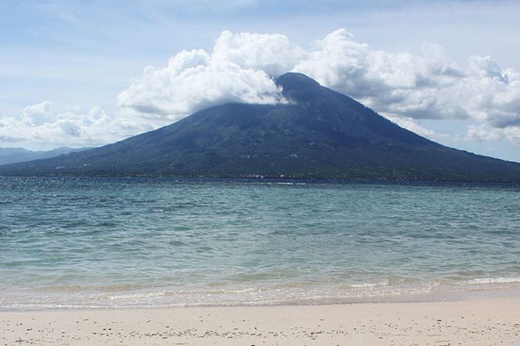 Gunung Boleng di Pulau Adonara tampak dari Pantai Waijarang, Lembata, Nusa Tenggara Timur.