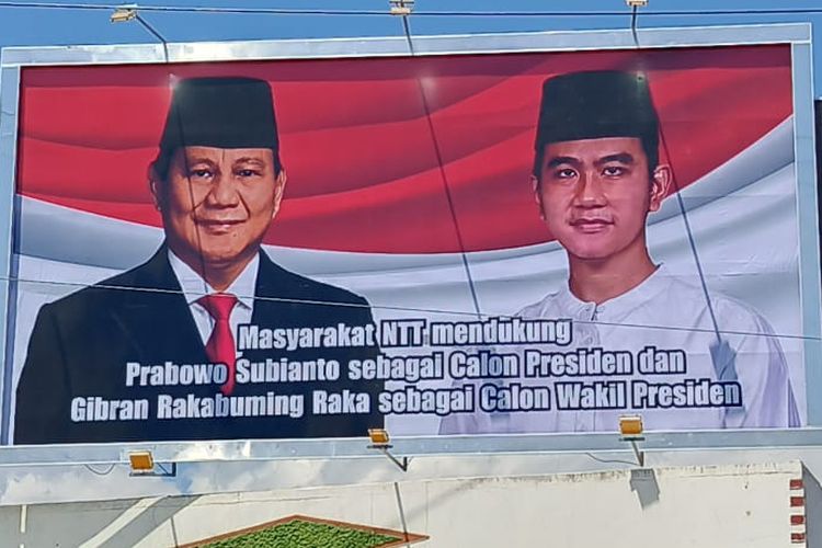 Foto : Baliho besar berukuran 5 x 5 meter yang menampilkan wajah Prabowo s Subianto dan Gibran Rakabuming terpampang di pusat kota Labuan Bajo, Kabupaten Manggarai Barat, NTT. 