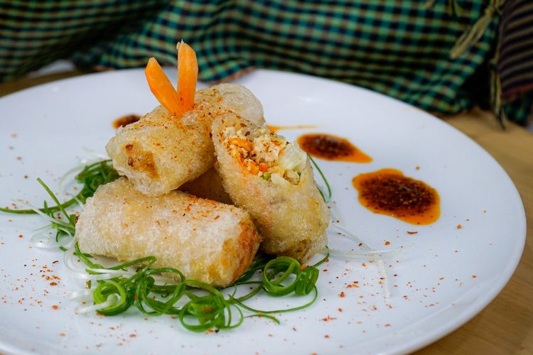 Tofu spring roll atau lumpia tahu pakai rice paper ala Instagram @my.foodplace. 