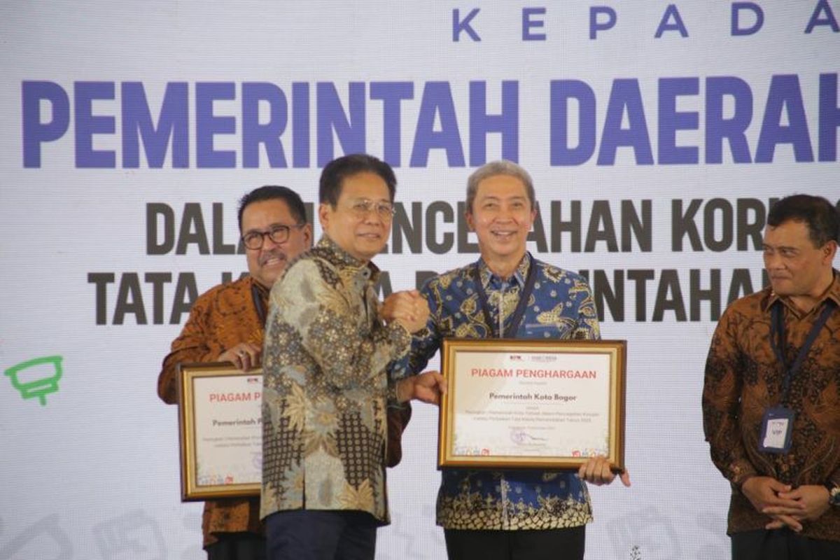 Penyerahan penghargaan pada pemerintahan kota dalam pencegahan korupsi diberikan langsung oleh Pimpinan Komisi Pemberantasan Korupsi (KPK), Johanis Tanak, kepada Wali Kota Bogor, Dedie A Rachim. 
