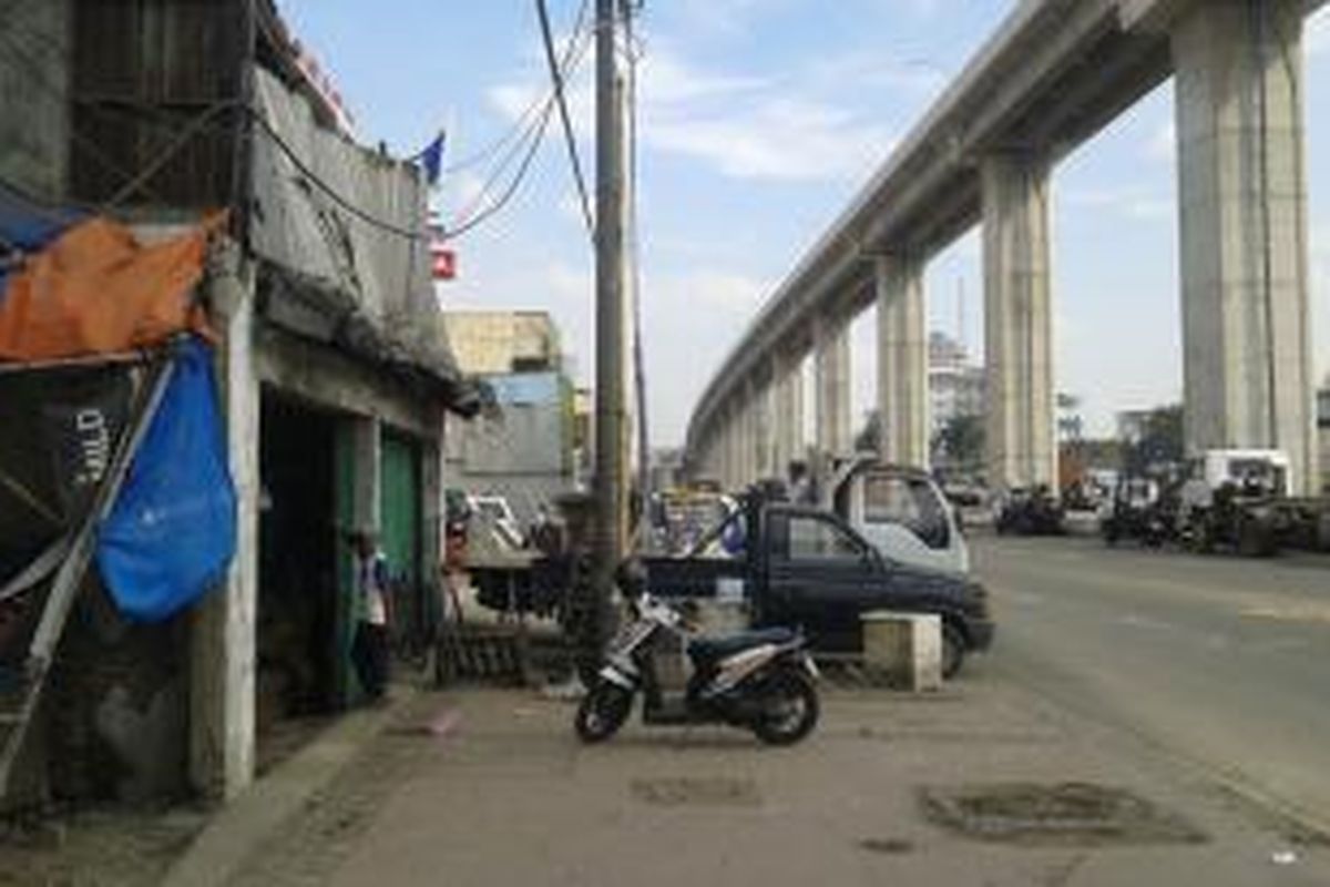 Pemukiman warga yang terkena dampak pembangunan Akses Tol Priok (ATP), Jalan Sulawesi, Koja, Jakarta Utara, Jumat (22/8/2014).