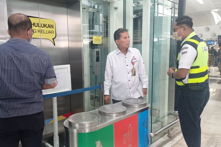 Kepala Ombudsma Sumut Abyadi Siregar saat mengecek lift Bandara Kualanamu, tempat Aisiah tewas terjatuh, Senin (1/5/2023) 