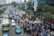 Ratusan Karyawan Garmen Demo di Depan UOB, Jalan Sudirman Macet