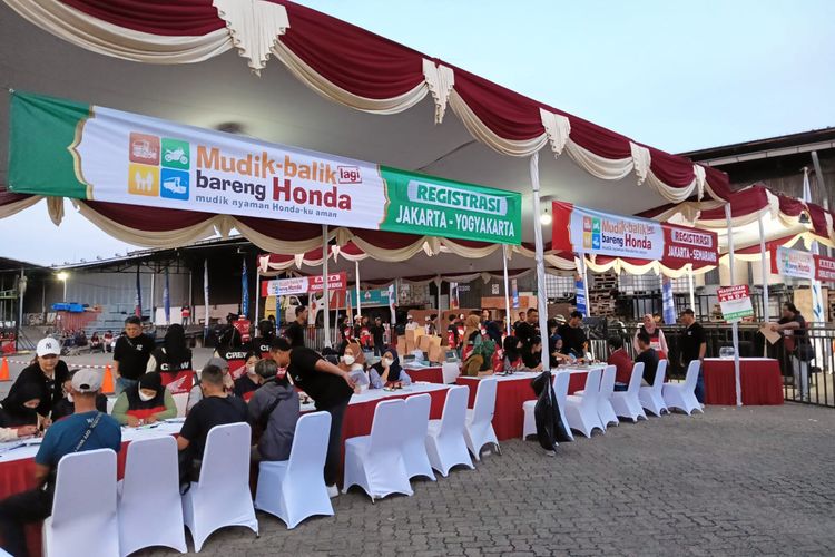 Booth registrasi pemudik yang ingin mendaftarkan motornya untuk diangkut mudik. 