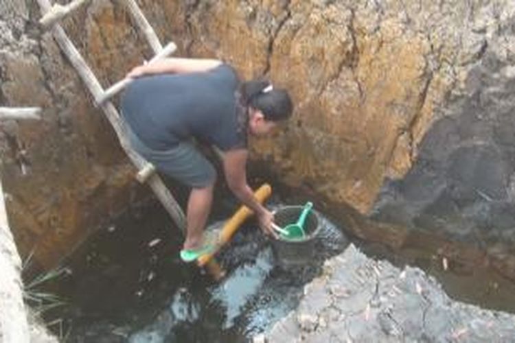 Romadona harus masuk ke dalam tanah galian sedalam 2,5 meter untuk mengambil air bersih, sayang air tersebut tidak bisa digunakan karena berkarat dan berbau menyengat