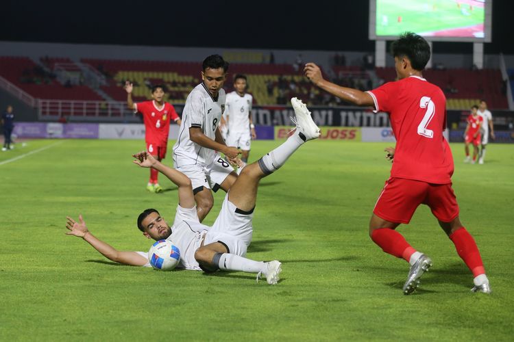 Reaksi penyerang Timnas U23 Indonesia, Jens Raven, pada laga kontra Laos di ajang Kualifikasi Piala Asia U23 2026 di Stadion Gelora Delta Sidoarjo pada Rabu (3/9/2025).